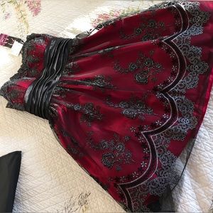 Evening Dress NWT Size 7 Homecoming Dress Red/Black